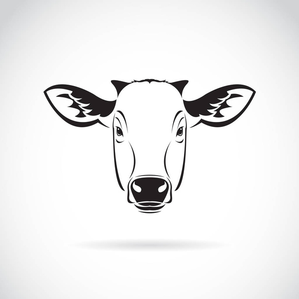 Vettore di una testa di mucca su sfondo bianco. Animali da fattoria. - Vettoriali, immagini