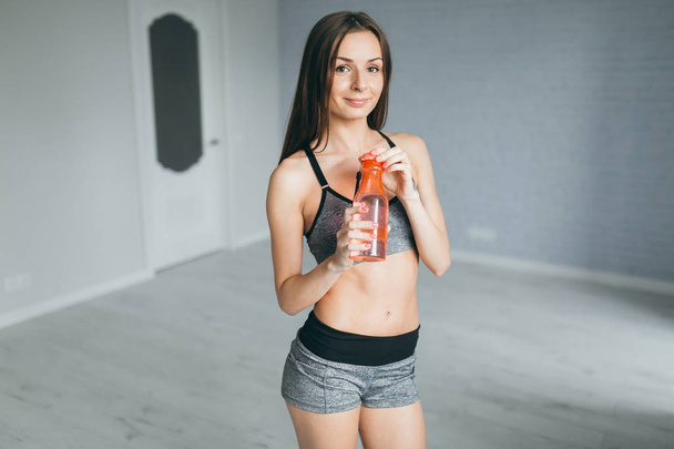 Fitness girl holding bottle - Zdjęcie, obraz
