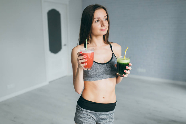 Fitness girl holding cocktails - Photo, Image