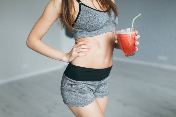 Fitness ragazza in possesso di cocktail rosso
 - Foto, immagini