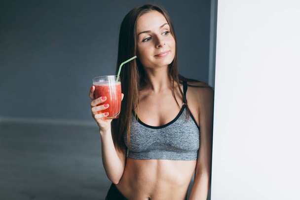 Fitness tyttö tilalla punainen cocktail
 - Valokuva, kuva