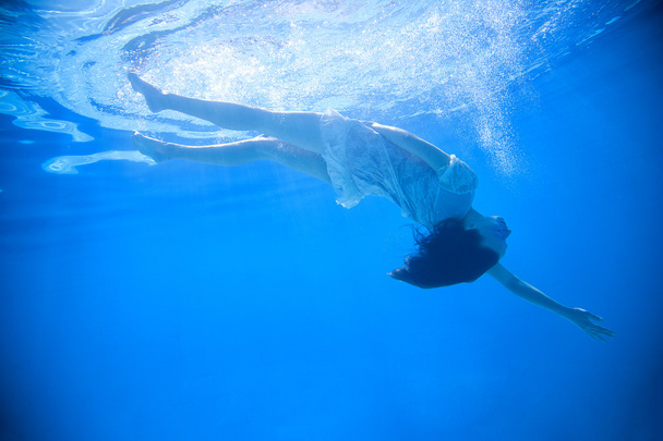 Woman wearing a white dress underwater - Foto, immagini