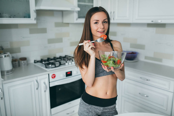 Chica fitness comer ensalada fresca
 - Foto, Imagen