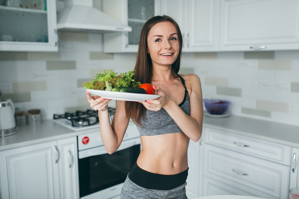 Фитнес-девушка со свежим салатом
 - Фото, изображение