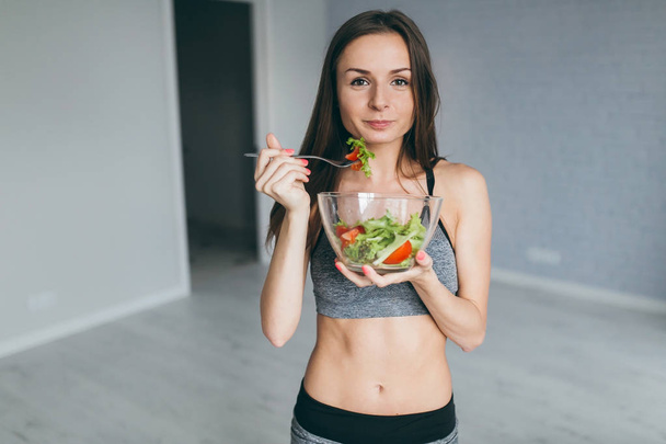 Fitness tyttö syö salaattia
 - Valokuva, kuva