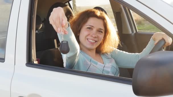 Νεαρή γυναίκα δείχνει κλειδί για νέο αυτοκίνητο - Πλάνα, βίντεο