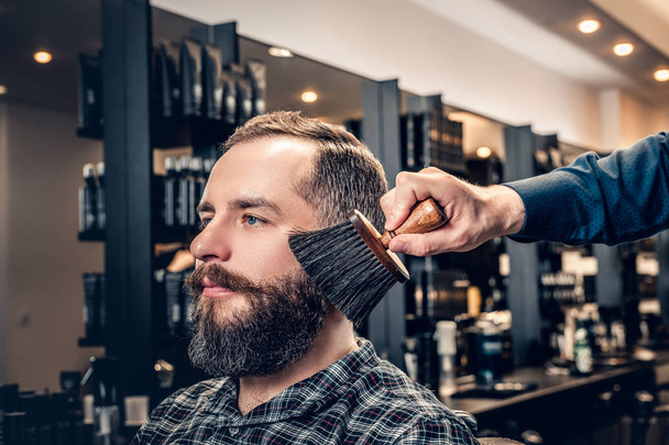 Elegante peluquero masculino haciendo corte de pelo
 - Foto, Imagen