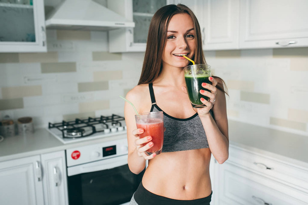 Fitness girl drink cocktail - Foto, afbeelding