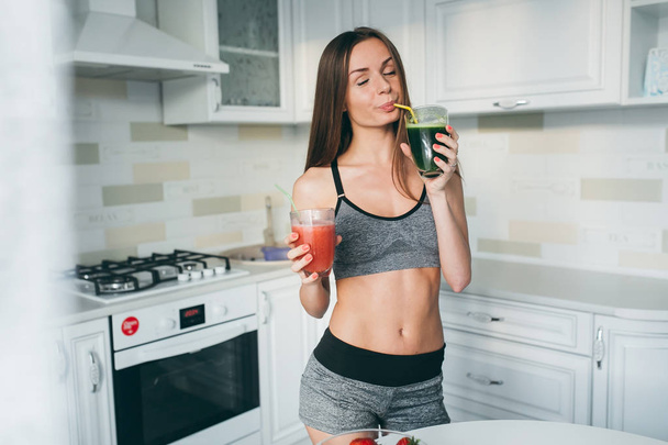 Fitness Mädchen trinken Cocktail - Foto, Bild
