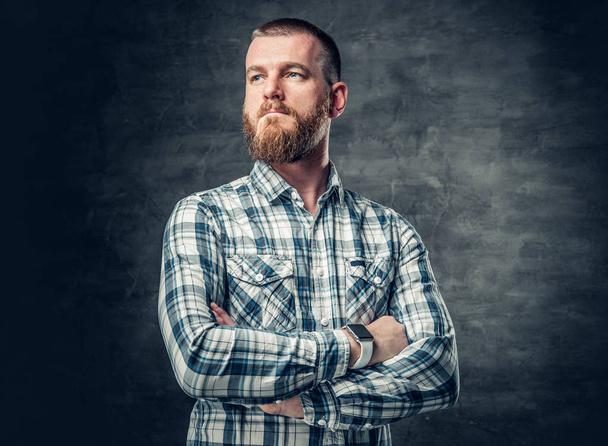 Бородатий чоловік у флісі
  - Фото, зображення