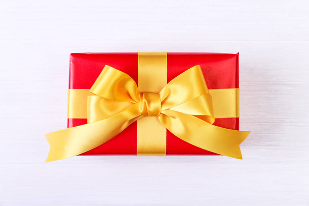 Gift box with yellow bow. Red present package. - Foto, Imagem
