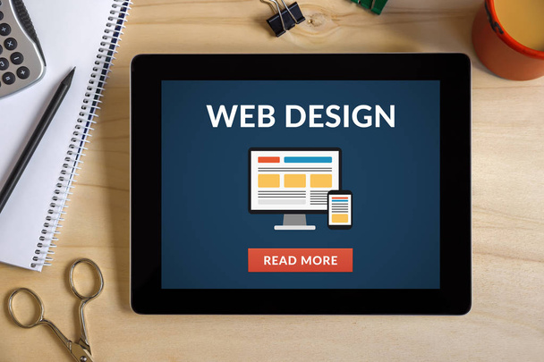 Concetto di Web design sullo schermo del tablet con oggetti per ufficio
  - Foto, immagini