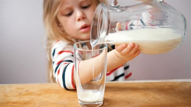 kleines Mädchen trinkt Milch - Filmmaterial, Video