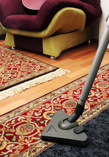 Limpieza de la casa con aspiradora
   - Foto, imagen