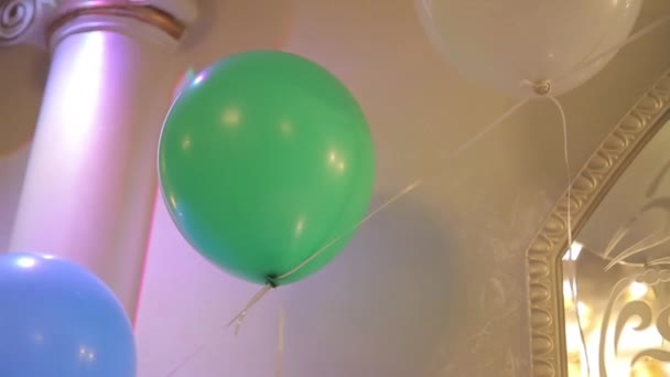 Zielony balon na suficie. Dziecięcy balonik. Uroczysty zielony balon na imprezie. Głupie gadanie - Materiał filmowy, wideo
