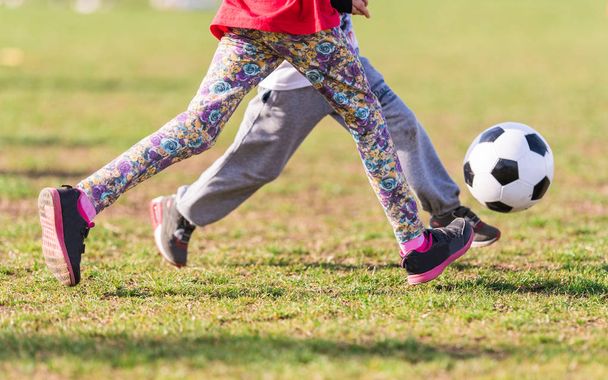 Дитячий футбол - діти грають на футбольному полі
  - Фото, зображення