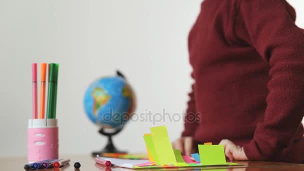 Little boy draws a markers on color paper, white background. - Séquence, vidéo