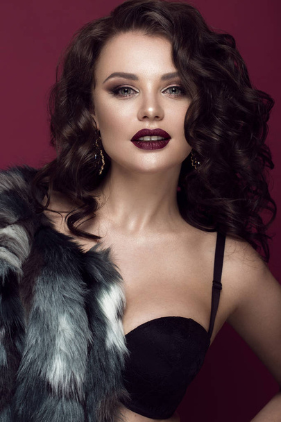Beautiful woman with evening make-up, dark lips and long curls hair . Smoky eyes. Fashion photo. - Foto, afbeelding