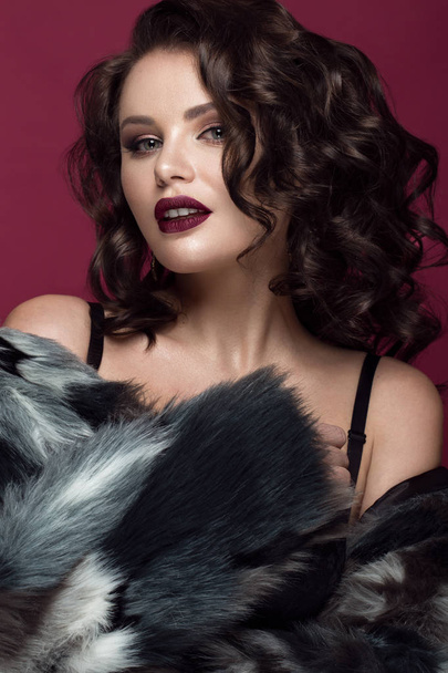 Beautiful woman with evening make-up, dark lips and long curls hair . Smoky eyes. Fashion photo. - Foto, afbeelding