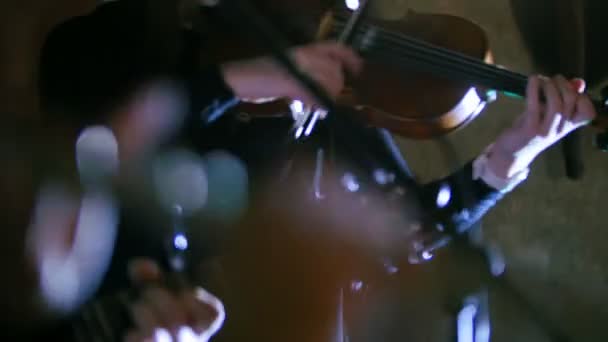 Banda de rock - Mulher tocando violino no concerto de rock
 - Filmagem, Vídeo