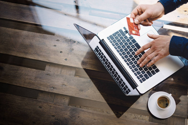 Бизнесмен с кредитной картой и ноутбуком
 - Фото, изображение