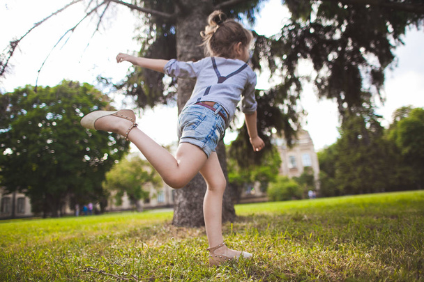 girl running at park - Фото, изображение
