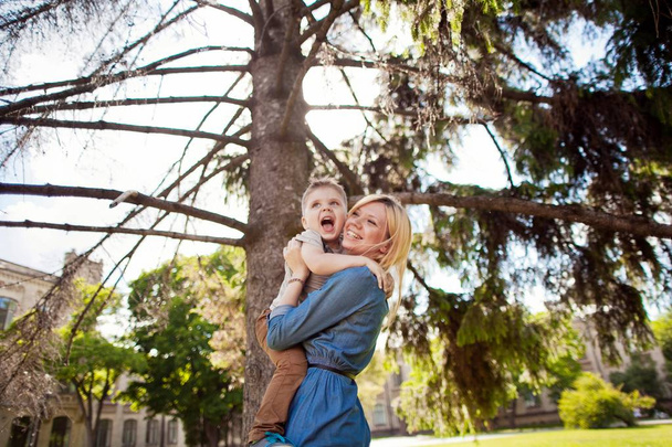 glücklich lächelnde Mutter mit Junge - Foto, Bild