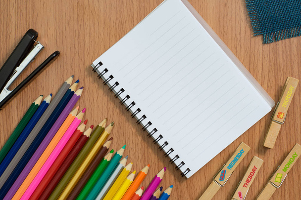 Cuaderno en blanco, pensadores coloridos y grapadora en escritorio de madera para cualquier idea sobre el trabajo de escritorio
. - Foto, Imagen