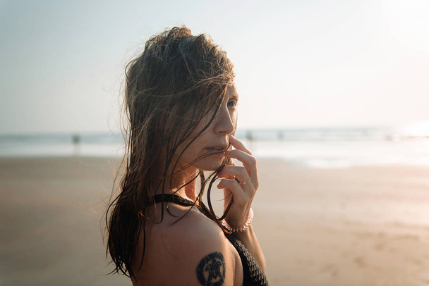 Retrato de mujer romántica en la playa
 - Foto, imagen