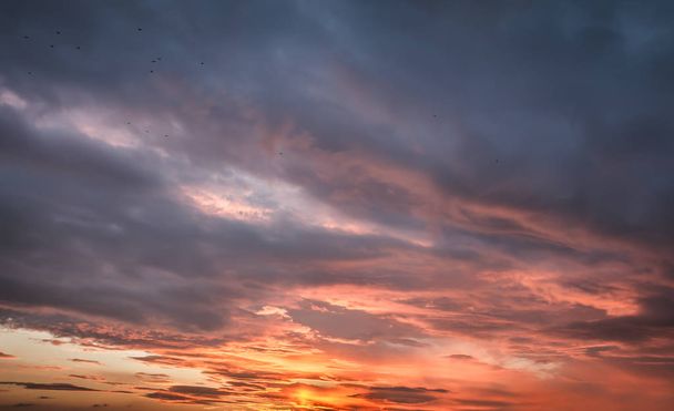 Dramatischer Sonnenuntergang - Foto, Bild