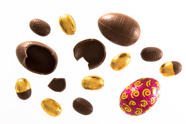 Vielfalt an verpackten und unverpackten Osterschokoladeneiern  - Foto, Bild