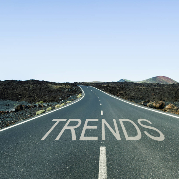 woord trends in een eenzame weg - Foto, afbeelding