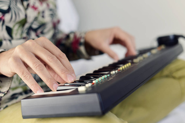 genç adam bir elektronik klavye çalmaya - Fotoğraf, Görsel