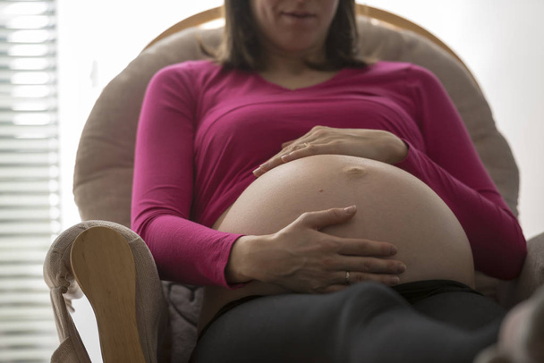 大きな赤ちゃんバンプ付き非常に妊娠中の女性 - 写真・画像