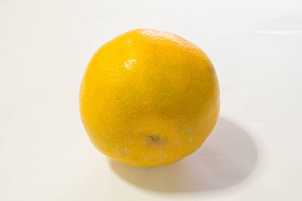 Frutos anaranjados enteros y en rodajas aislados en blanco
. - Foto, imagen