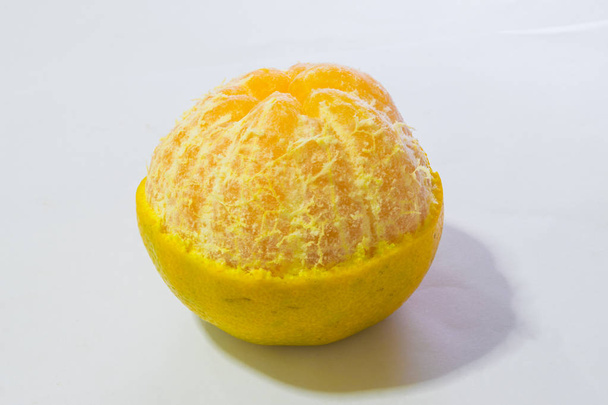 Bütün ve dilimlenmiş turuncu meyveler üzerinde beyaz izole. - Fotoğraf, Görsel