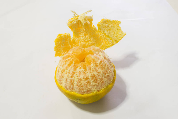 celé a nařezané oranžové plody izolované na bílém. - Fotografie, Obrázek