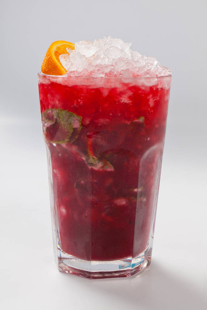 Mojito strawberry cocktail. closeup isolated on white background. - Foto, Bild