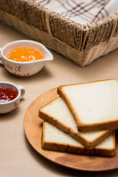 Pane tostato con marmellate sul piatto
 - Foto, immagini
