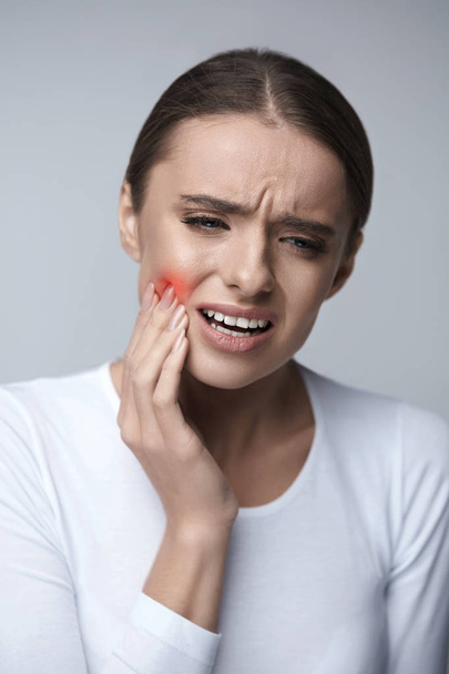 Tooth Pain. Beautiful Woman Feeling Strong Pain, Toothache - Foto, imagen