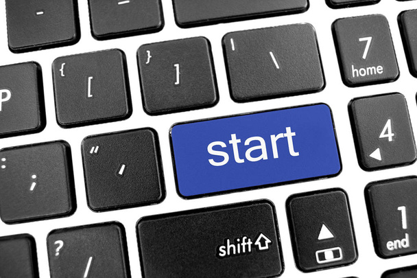 Teclado moderno negro plano de un ordenador portátil con botón azul: inicio
 - Foto, Imagen