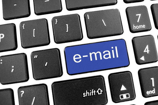 Плоска чорна сучасна клавіатура ноутбука з синьою кнопкою: електронна пошта
 - Фото, зображення