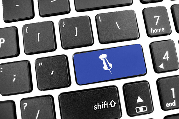 Плоска чорна сучасна клавіатура ноутбука з синьою кнопкою: біла p
 - Фото, зображення