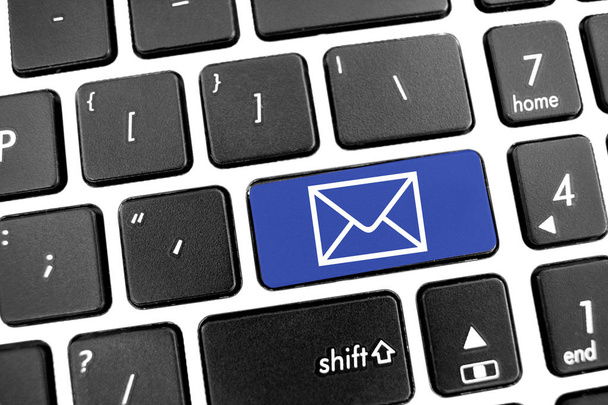 Teclado moderno negro plano de un portátil con botón azul: mándame un correo
 - Foto, Imagen