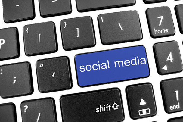 Plochá černá moderní klávesnice notebooku s modré tlačítko: sociální  - Fotografie, Obrázek