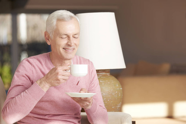 older man drinking tea  - Foto, Bild