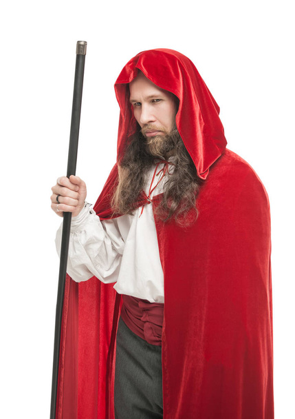 Homme médiéval en cape avec canne isolée
  - Photo, image