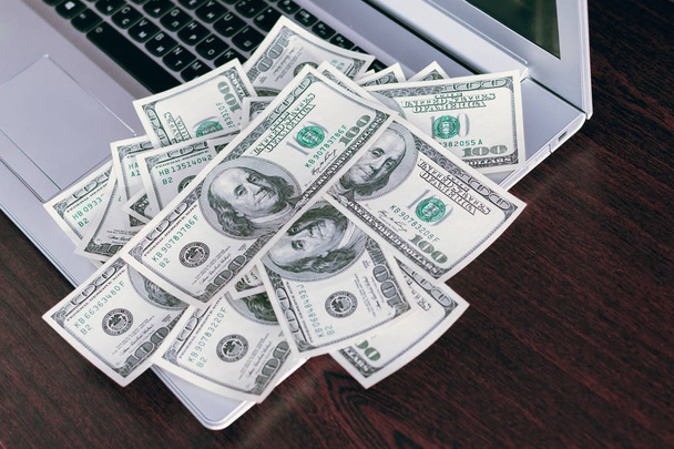 bankjegyek laptop billentyűzet felett - Fotó, kép