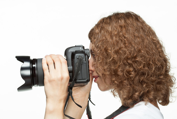 Menina tirando uma foto usando câmera digital
 - Foto, Imagem