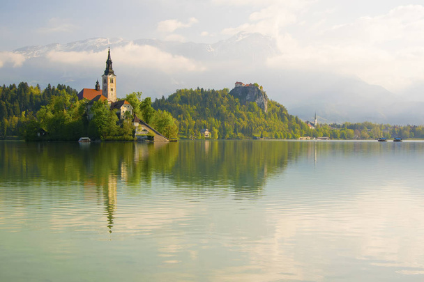 Bled lake and pilgrimage church with spring mountain landscape background - Foto, Imagem